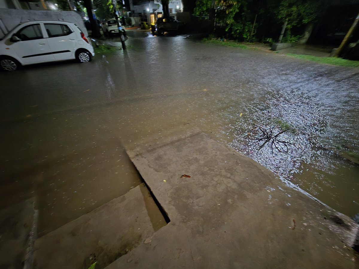Extremely Heavy rains have occurred in parts of Delhi whereas other parts got moderate to heavy rains.

Imsky01(East Delhi-GZB Brd): 110.9mm
Imsky29(Gurgaon-51): 110.5mm
Imsky05(Sainik Farms) 59.6mm
Narela: 60mm
Pragati Maidan: 37.7mm
Pusa: 30mm

•Such type of rains are expected