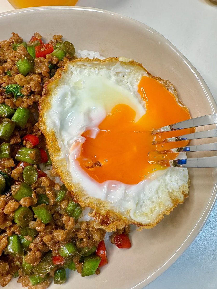 Ruby0Ella's tweet image. Digging into a delicious plate of minced meat with green beans and a perfectly runny egg!  #Foodie #Yummy