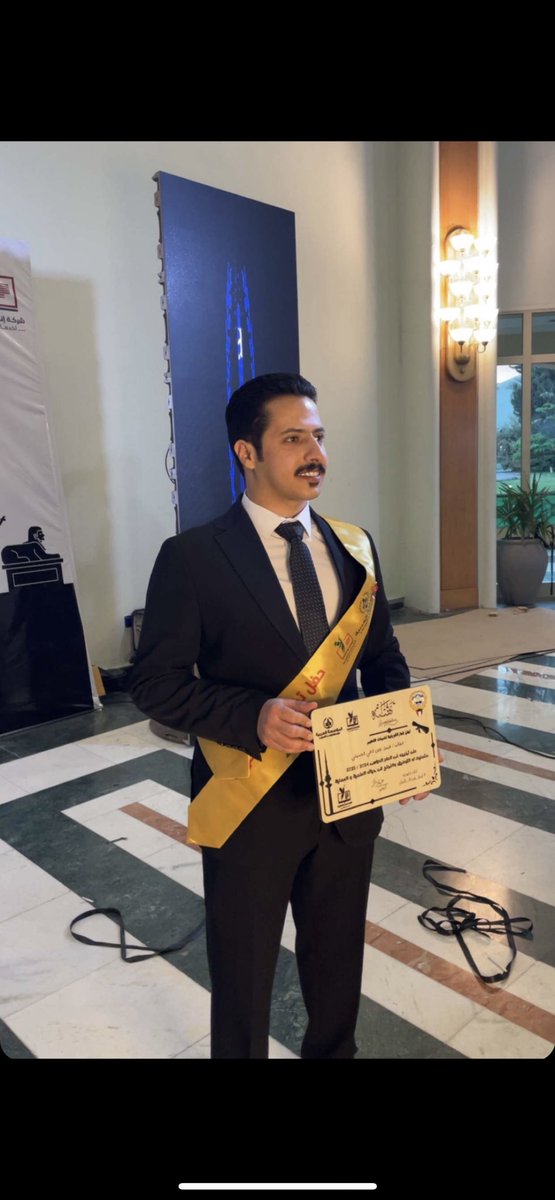 يا حلم الحقيقة مثل حلم المنام
ان طال ماياخذ الا يوم و احققه..

يا حلمي الصعب تستاهل جزيل السلام
انا جعلتك صعب لأن عندي ثقة..

بحققك بـ العزم واصير قد المقام 
ما هو بـ انا اللي تثور فـ الخبا بندقه .