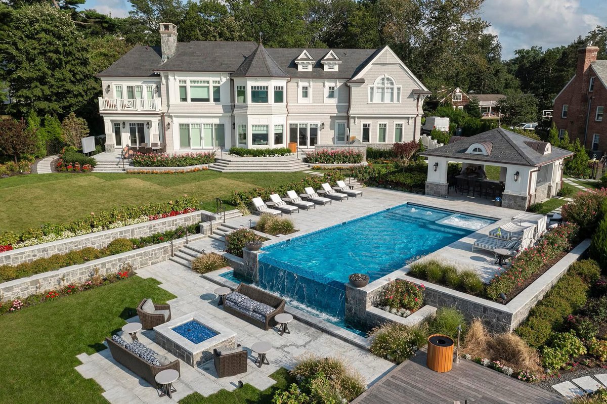 azureonpools's tweet photo. The U.S. pool industry is projected to reach $3.66B in revenue by 2027. At Azureon, we partner with brands leading that growth. From construction to service and renovation, we back full-service operators with the resources they need to scale smarter and grow stronger. 
#b2bgrowth https://t.co/jpNrHSklrJ