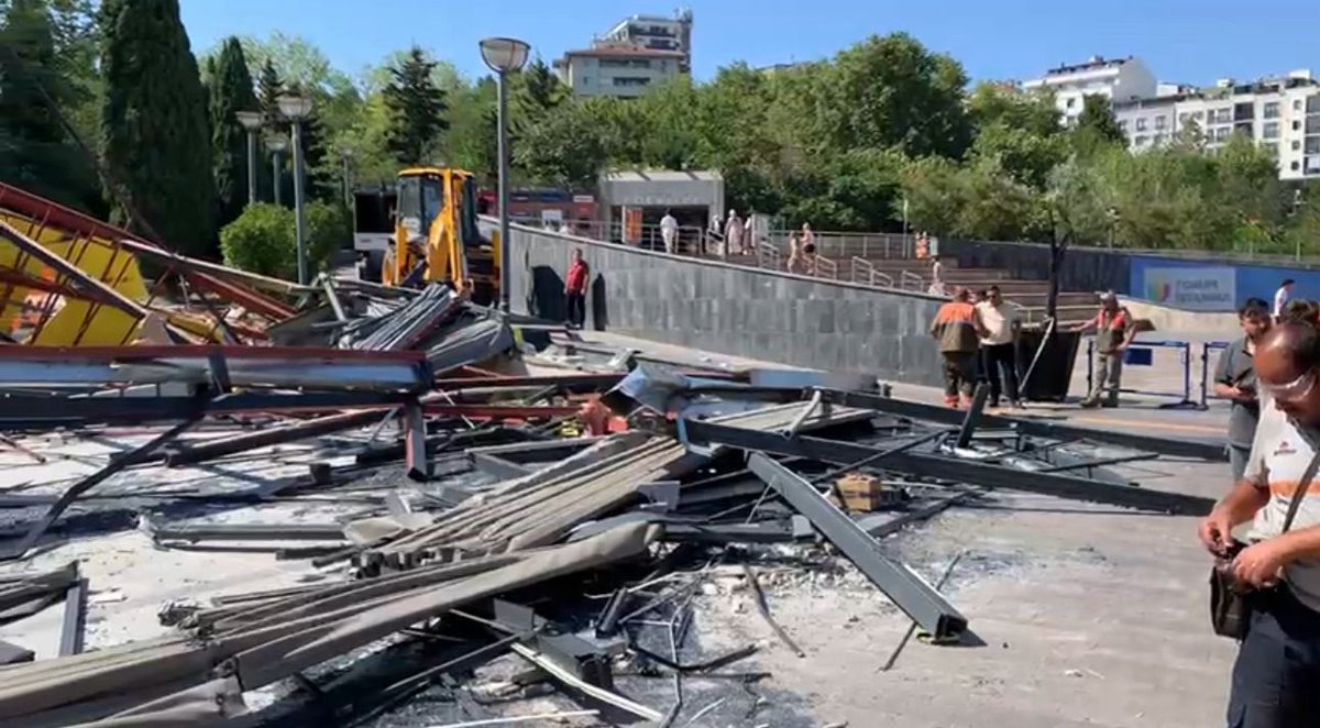 AltanSancar1's tweet photo. Bayrampaşa’da CHP’den istifa eden meclis üyesi Saki Teker kendi belediye sınırları içinde kaçak işletme açmış. Belediye mühürleyince mührü kırmış. Ardından CHP’li başkan işletmeyi yıktırmış. Ayrıca CHP 3 Temmuz’da Teker ve diğer ismi disipline sevk etmiş, ihraç edileceklerini anlayınca da istifa etmişler.