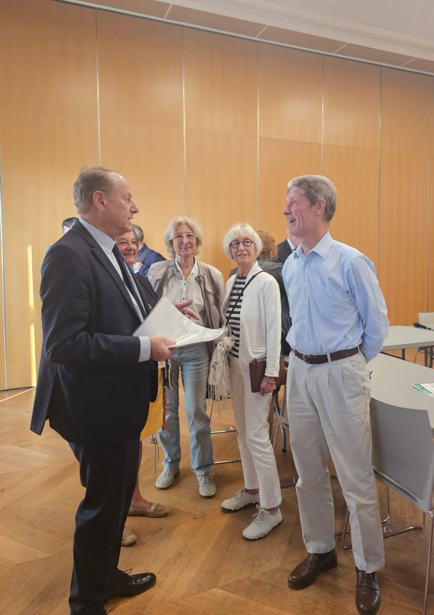 Mairie du 15 (@mairie15) on Twitter photo . <a href="/Philippe_Goujon/">Philippe Goujon</a>, Maire de #Paris15, a présidé la première séance du Comité Piétons de #Paris15, rassemblant élus, associations, services de la mairie et conseils de quartier afin d’améliorer la mobilité piétonne dans l’arrondissement . <a href="/Philippe_Goujon/">Philippe Goujon</a>, Maire de #Paris15, a présidé la première séance du Comité Piétons de #Paris15, rassemblant élus, associations, services de la mairie et conseils de quartier afin d’améliorer la mobilité piétonne dans l’arrondissement
