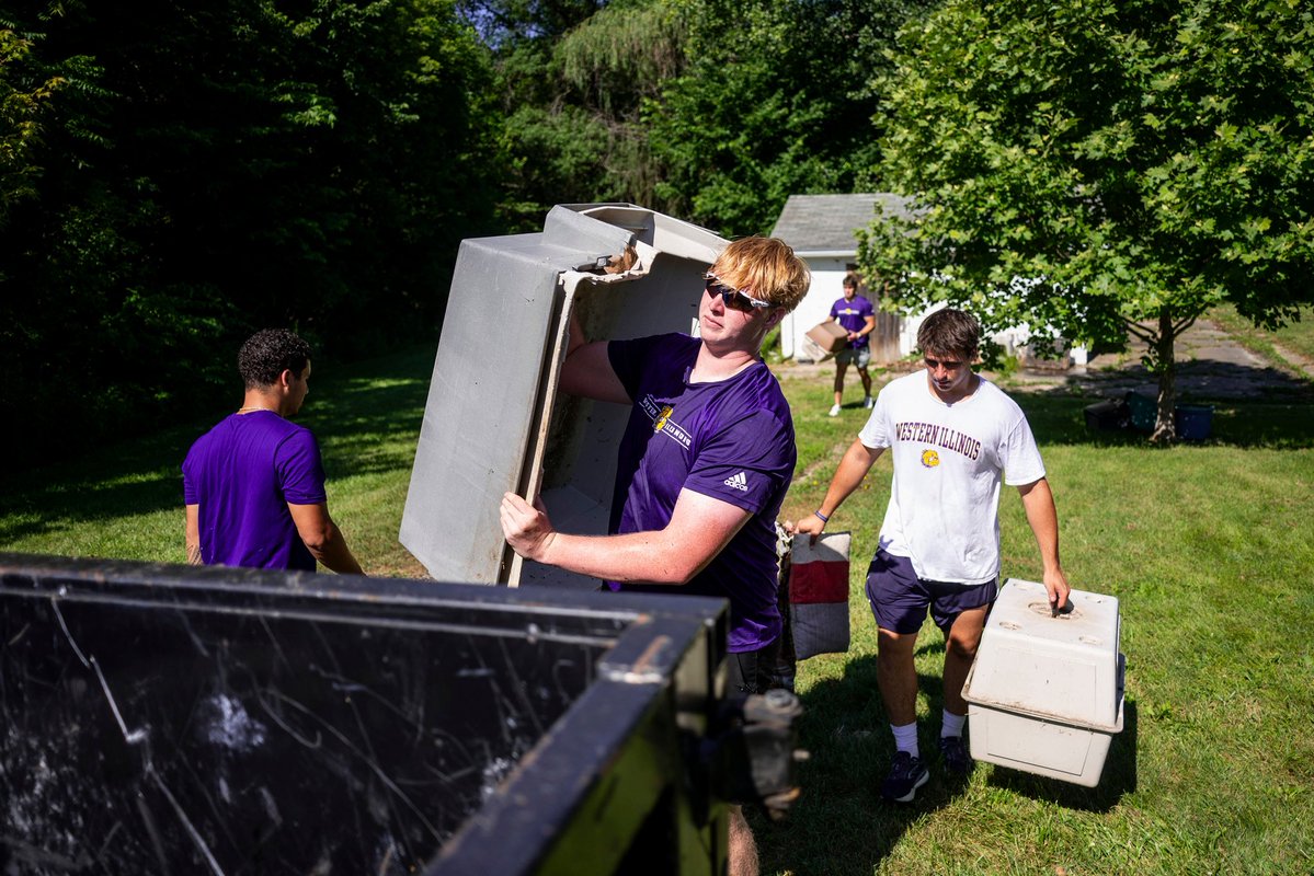 WIUFootball's tweet image. Had a good morning helping clean and walking dogs 🐕 at the McDonough County Humane Society!

#GoNecks | #OneGoal | #ECI