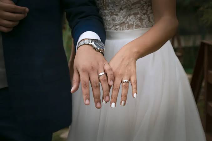 ULAMM JOYAS - CURIOSIDADES DE LAS BODAS

El anillo de bodas:
La tradición de llevar el anillo en el dedo anular de la mano izquierda proviene de la creencia de que una vena (vena amoris) conecta directamente este dedo con el corazón.

<a href="/ulammjoyas/">Anillos : Ulamm Joyas : Alberto Portilla</a>
ulammjoyas.com