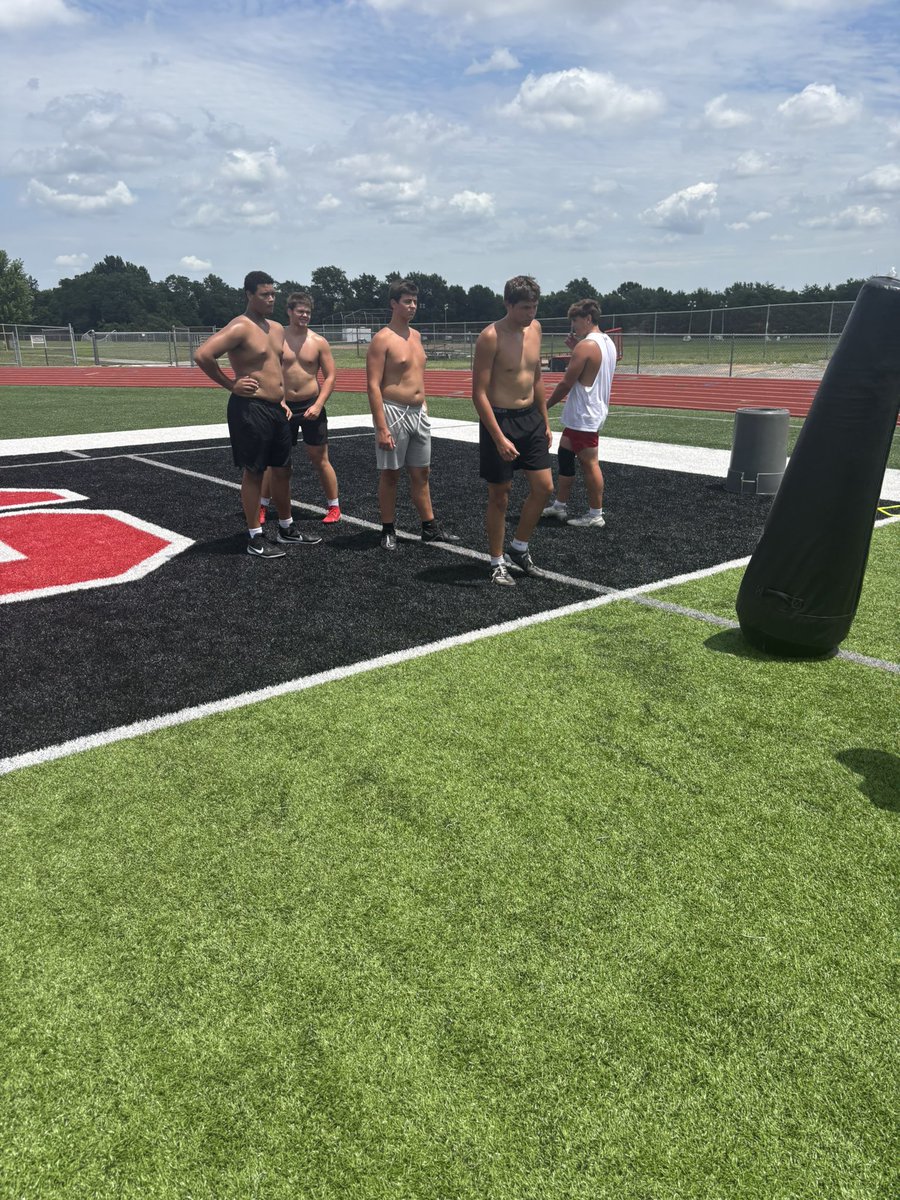 revhenderson's tweet photo. Get this D-Line Work right now! With one the best D-Line coaches around!! @CoachReeves0921
#WeJustBuiltDifferent
@FZSJrBulldogs
@FZSJrBulldogs https://t.co/byGiUdzDYd