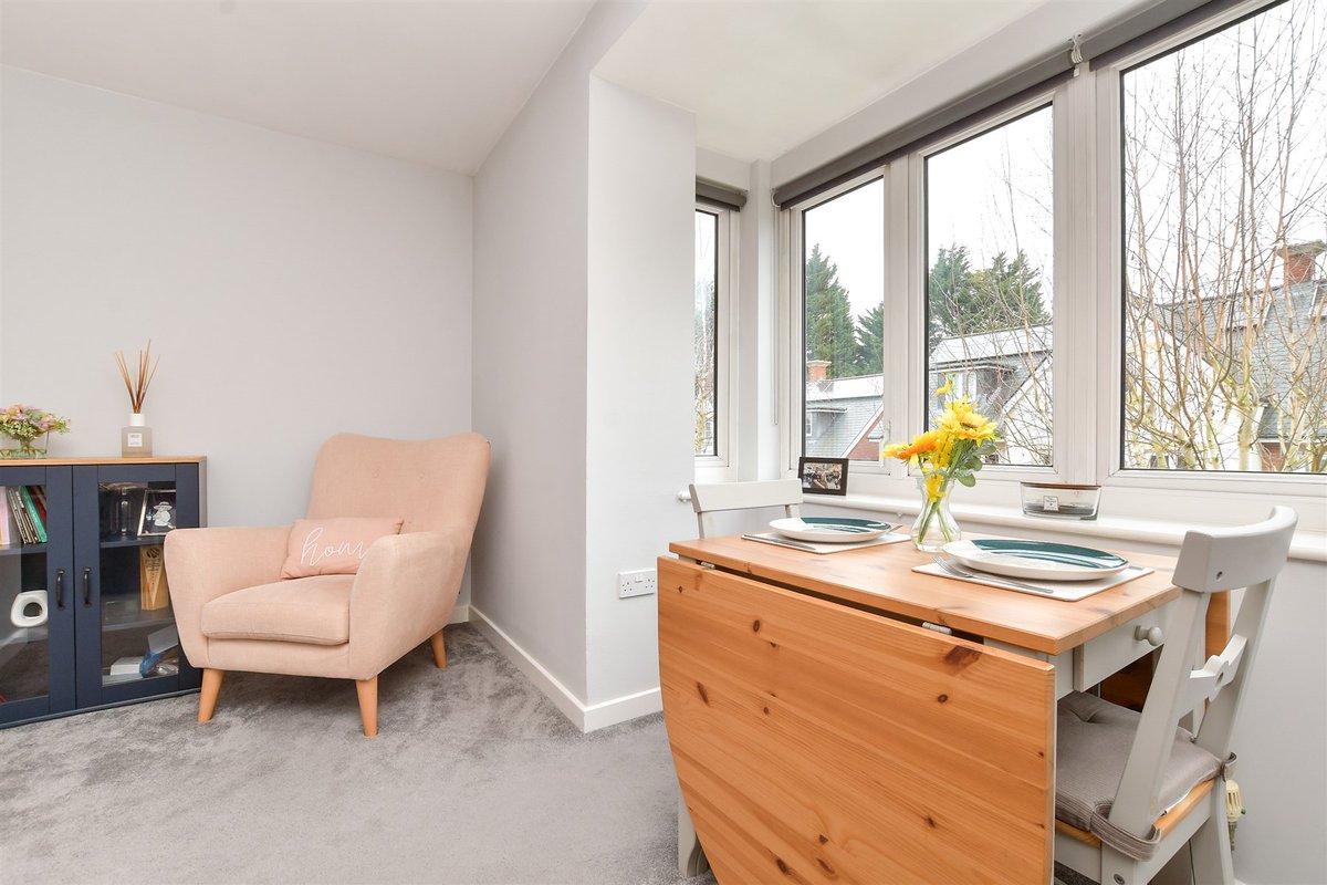 🏡 2 Bedrooms | Leatherhead, Surrey

Beautifully presented first floor flat offering a blend of comfort and contemporary style, with spacious living accommodation allowing lots of light in.

Find out more and book your viewing:
👉 birdeye.cx/oihllt