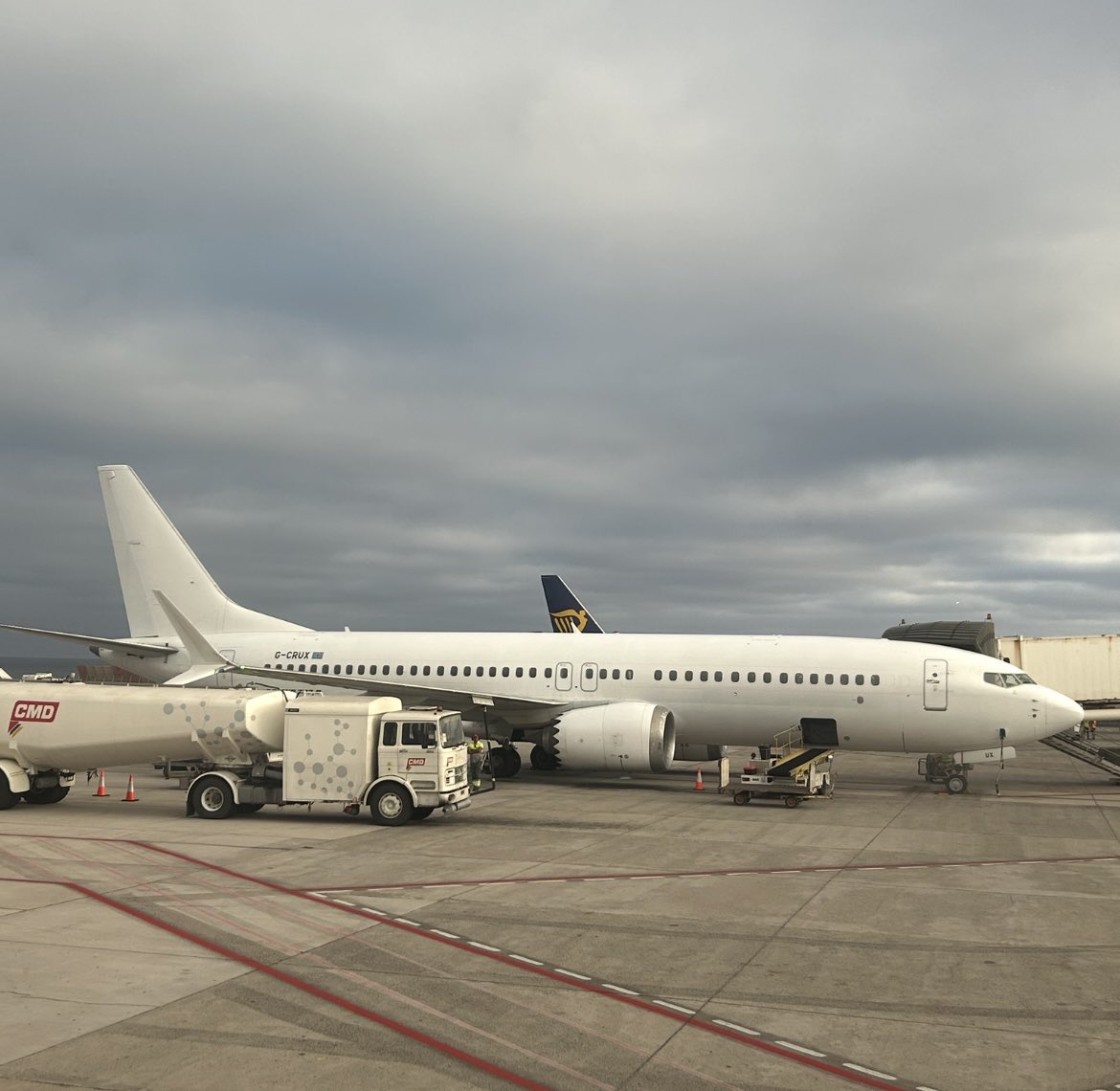 Who does this rather naked looking bird belong to at Arrecife Airport a couple days ago? It is #Ascendairways charter jet stepping up for the holiday season. A British owned company you’ve never heard of! #Lanzarote #Charter #Planespotting #Avgeek #Boeing