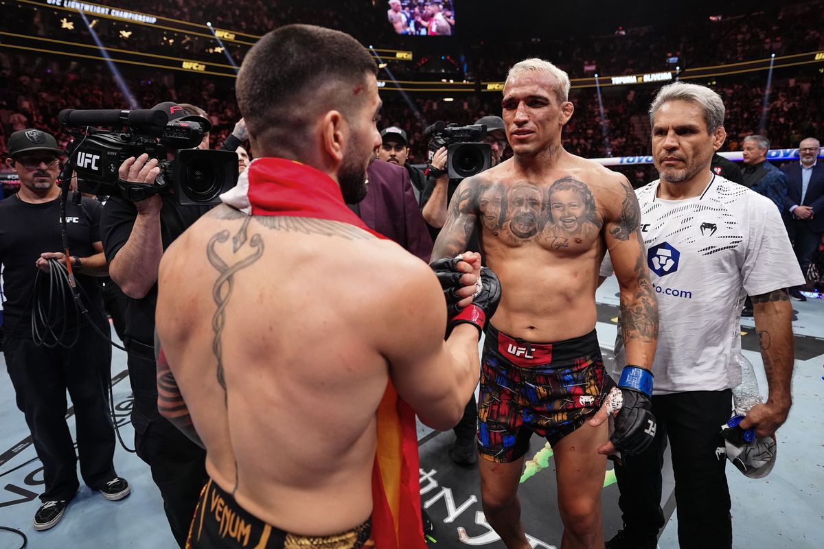 CovMMACentel's tweet image. Charles Oliveira reflects on his fight with Ilia Topuria:
"Yeah, it was the wrong game plan. I trusted my chin too much, I figured I could eat Ilia鈥檚 punches just fine and walk him down. But obviously, that didn鈥檛 work out like I thought."
(via @AgFight)