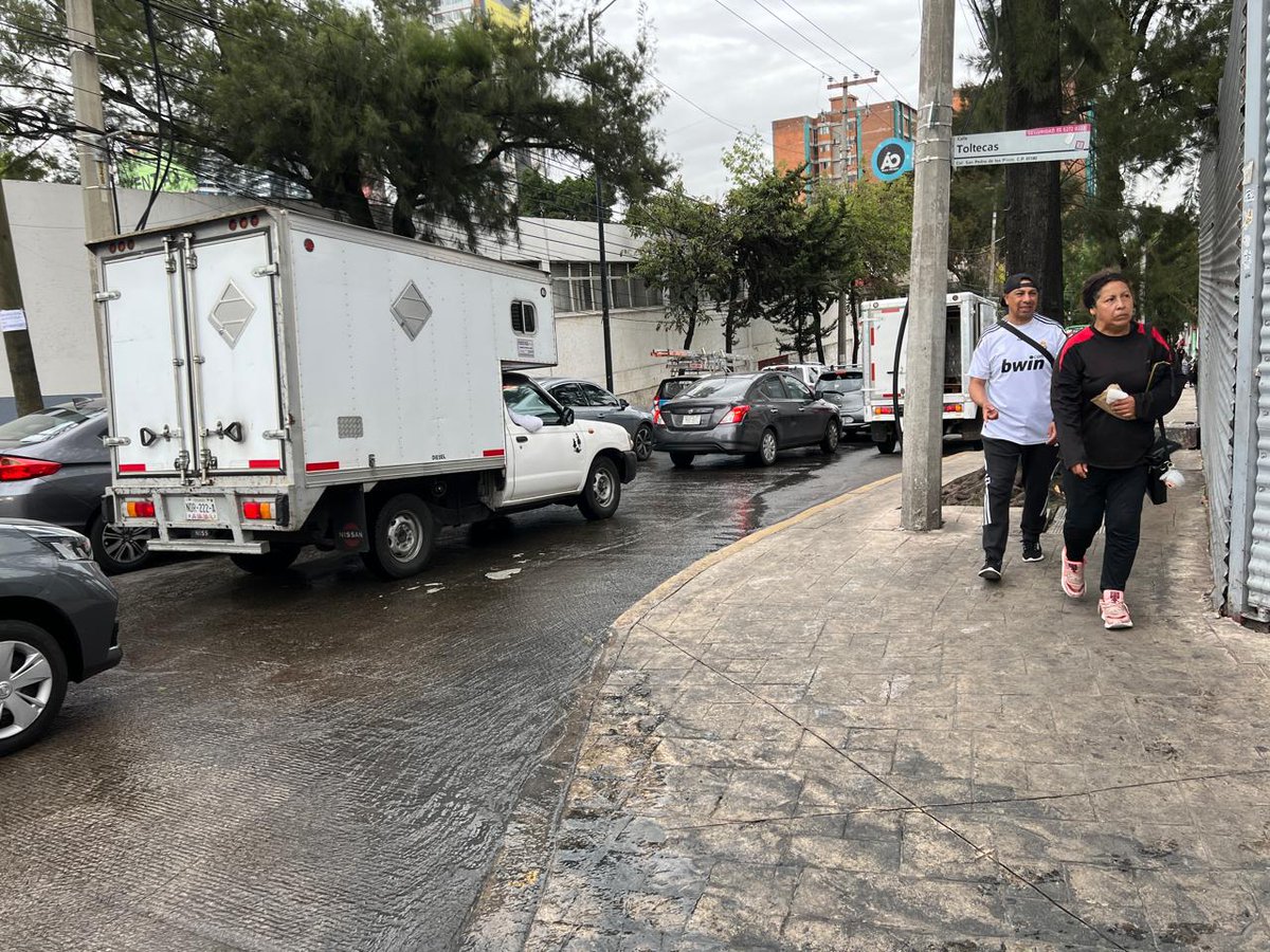 ClaudiaRobl's tweet photo. @SEGIAGUA @ClaraBrugadaM No puede ser que no hagan bien su trabajo la semana pasada dejaron UNA SEMANA a todos los condóminos de Torres San Antonio sin agua por una fuga en el mismo lugar y hoy otra vez https://t.co/yyYOp2f9cC