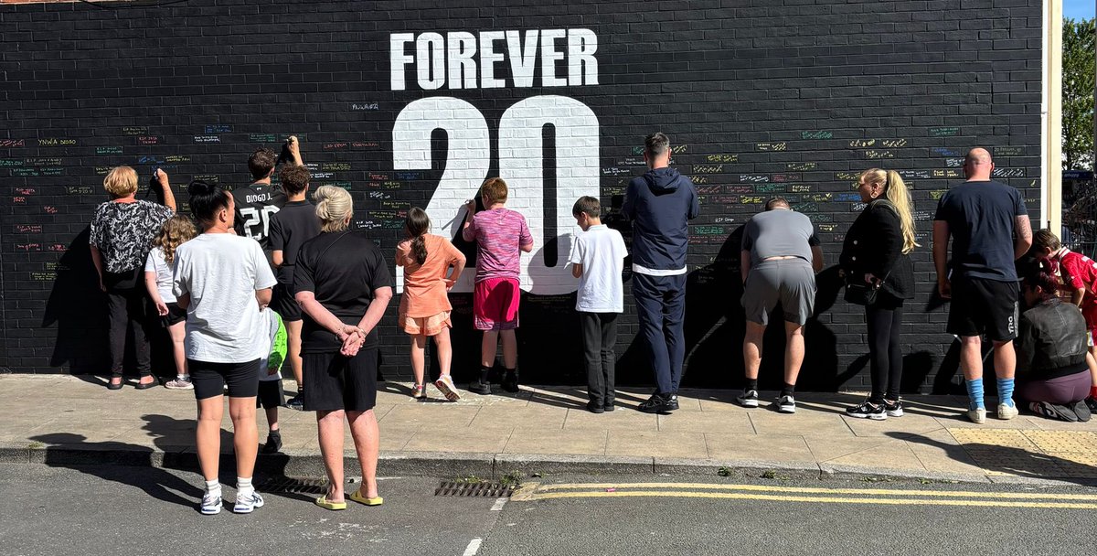 MurWalls's tweet image. ❤️ New Diogo Jota mural in the works outside Anfield (Sybil Road) 🎨