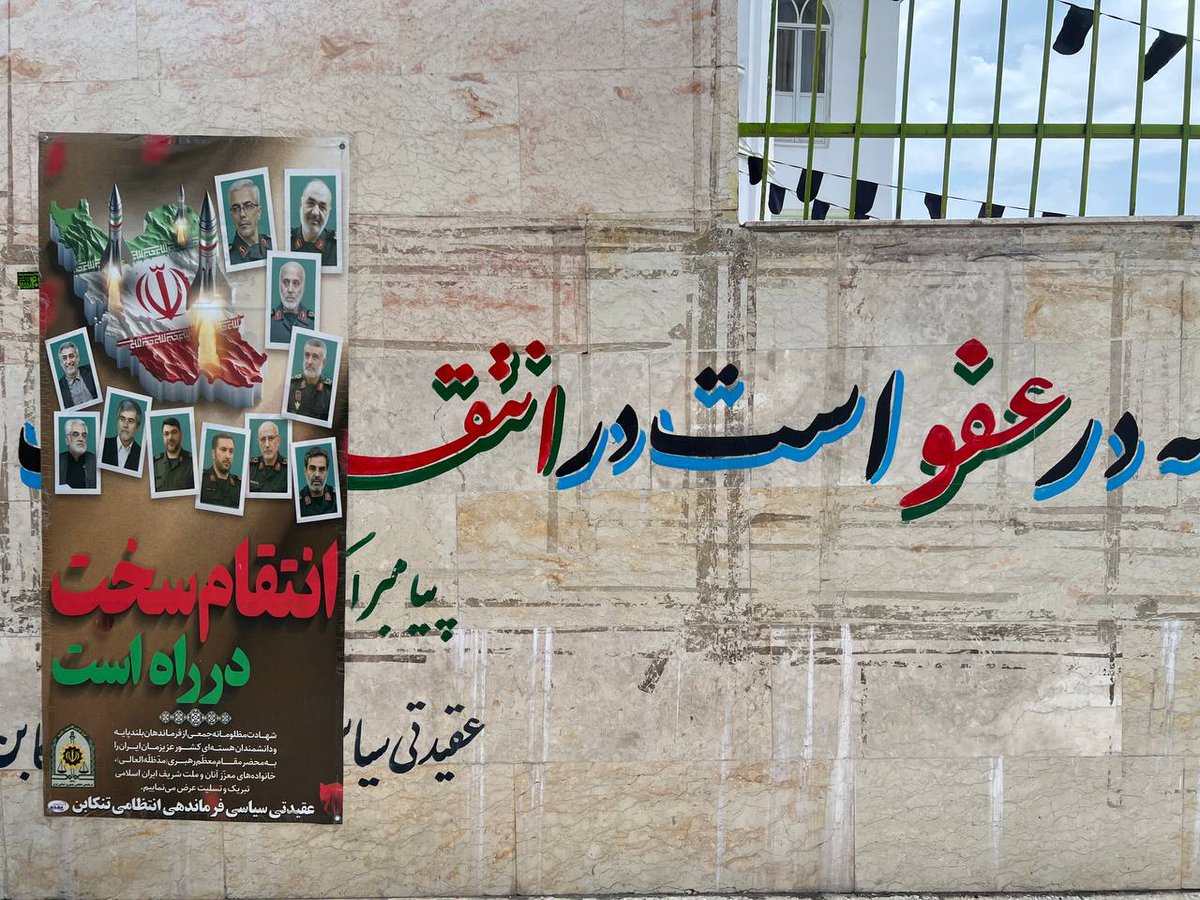 Vahid's tweet image. «لذتی که در عفو است... انتقام سخت در راه است»
وعده دیده شده روی پیامبر اک... در #تنکابن
#Iran #israel