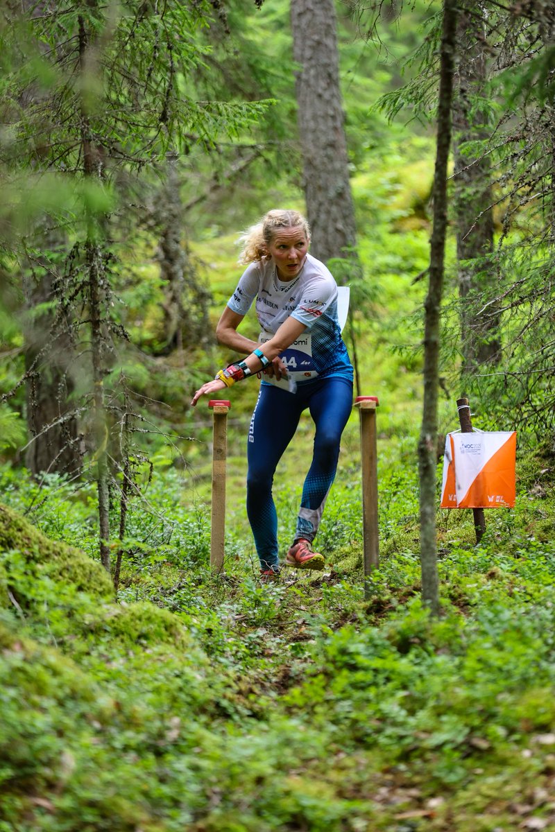 SuunnistusSSL's tweet image. Kuopion MM-kilpailujen ensimmäiset mitalit jaettiin Neulamäessä. Naisten keskimatka oli Ruotsin juhlaa. 
Marika Teini suunnisti parhaana suomalaisena sijalle seitsemän.

suunnistusliitto.fi/2025/07/marika…

Kuva: Kimmo Hirvonen