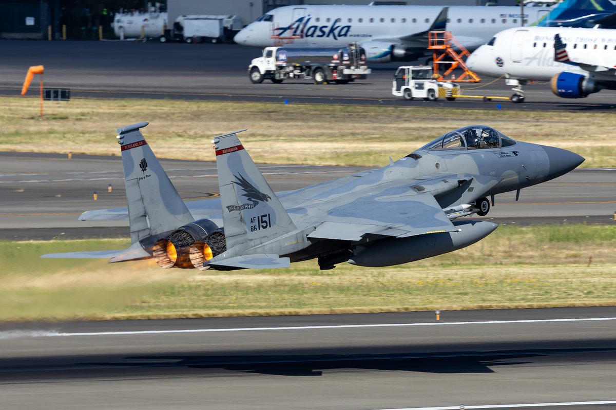 Sabian404's tweet image. Some Eagles heading out at PDX this morning. Currently have 12 F-15's in town from Fresno flying with the 142d.