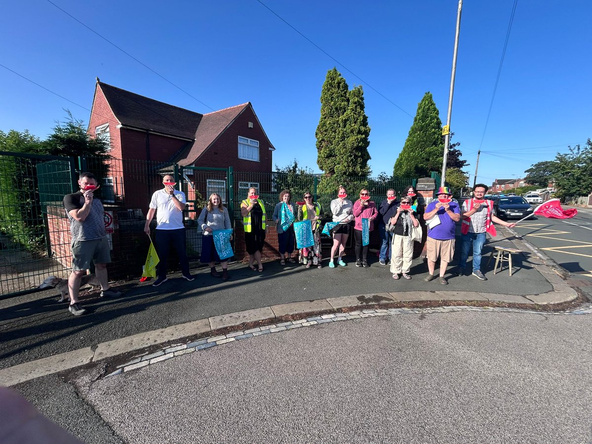 unitecomleeds's tweet photo. Belated footage of our #solidarity visit to the @NEUnion picket at Outwood Academy Freeston, #Normanton, y'day morning
As well as our banner, we brought 🍉 to help refresh the strikers
#SaveOurSchools #ValueEducation #NEUStrikes #StrikeSolidarity #SupportTheStrikes #OGAT #NEU https://t.co/gz6QU41krE