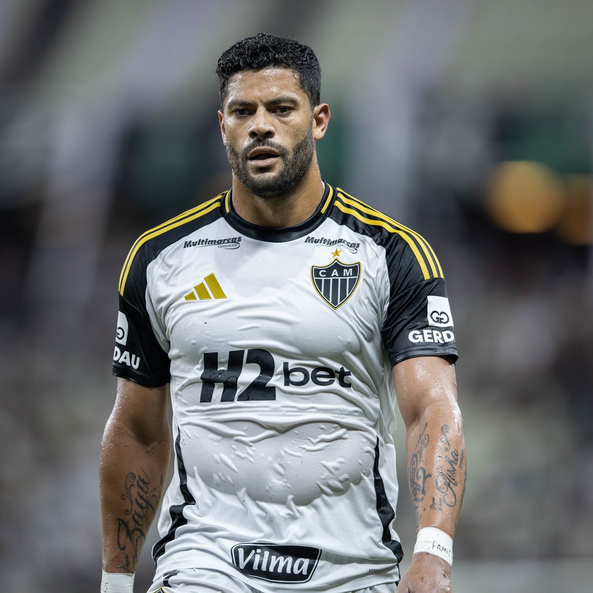 futebol_info's tweet photo. Salários atrasados no Atlético-MG: Hulk vê situação delicada e espera solução rápida.

“É uma situação meio delicada. Cheguei aqui em 2021, desde então nunca vivemos esse momento. Ontem tivemos uma reunião com o CEO. Nos passaram algumas situações, temos esperança que as coisas voltem a melhorar.”

“A gente acredita nos investidores, são pessoas responsáveis, grandes empresários, eu tenho certeza que estão pensando em algo para resolver essa situação.”

“A gente fica na expectativa para que se resolva o mais rápido possível, porque a gente chega aqui no dia de trabalho, chega um atleta e pergunta se tem alguma solução, se sabe quando vão pagar… Às vezes, ficamos um pouco perdidos, sem informações. O mais importante é saber que estão tomando as providências.”

🗞 @geglobo 
📸 Pedro Souza/CAM