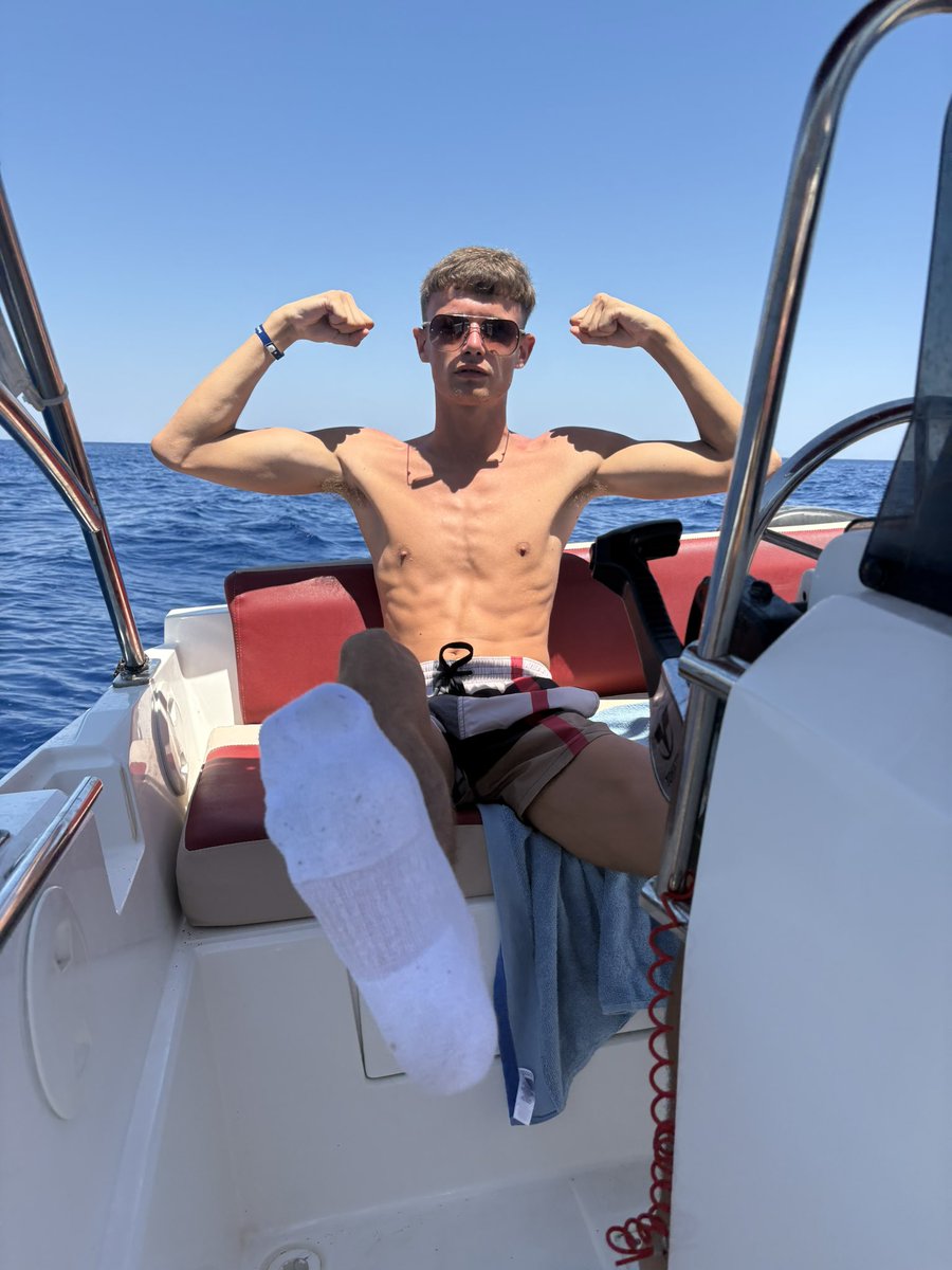 Would you worship me on a boat?🥵