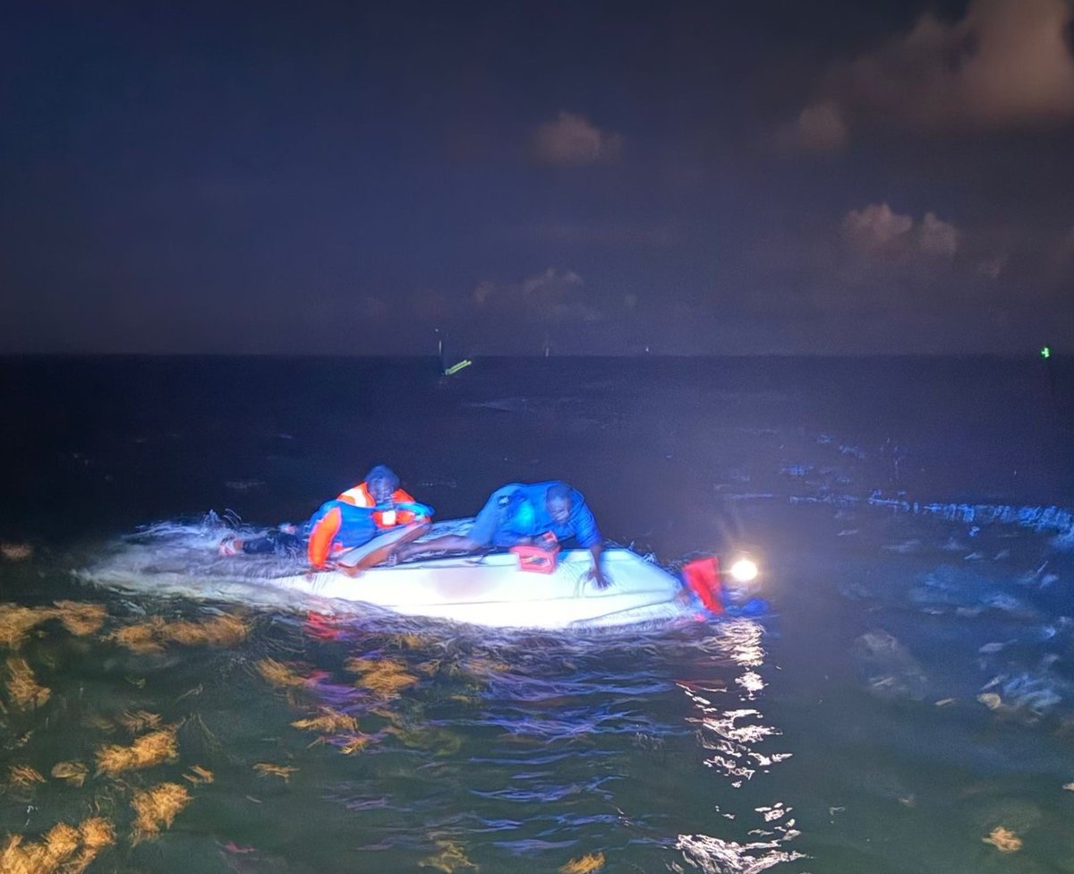 USCGSoutheast's tweet image. #BreakingNews 🛟 A @USCG Station Miami Beach boat crew rescued 3 people after their vessel capsized outside Government Cut, Wednesday.
🔗: tinyurl.com/yc6ctz9s
#SafeBoating #LifeJacketsSaveLives #ValueToNation