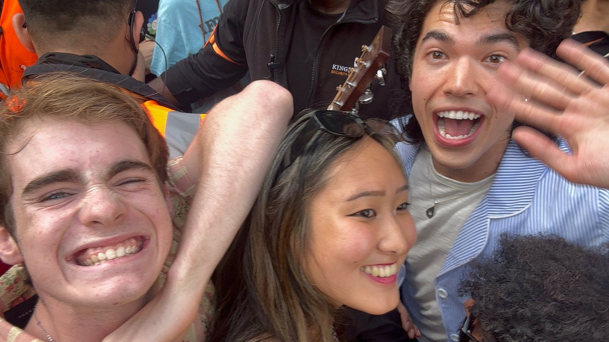 wbtourupdates's tweet image. Conan meeting fans at the pub!
(via @jasperhewes )