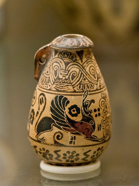 Me encanta la cerámica corintia porque se ve tan bien lo mestizo que era el mundo de donde salió el clasicismo griego.