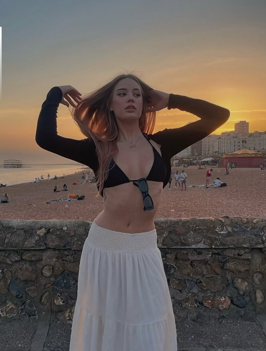 lexiethinkr's tweet image. she IS the moment.