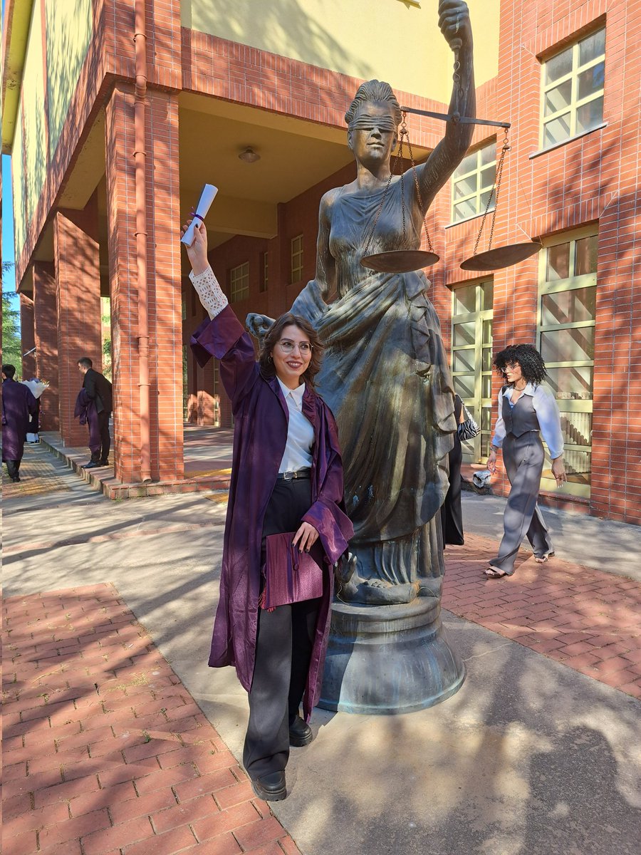 Cumhuriyet kadını olarak her zaman dimdik, kararlı ve zafer dolu adımlarla🇹🇷✨️