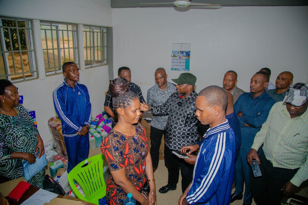 Waziri wa Nchi Ofisi ya Rais-TAMISEMI Mhe, Mohamed Mchengerwa ameupongeza uongozi wa Shule ya Sekondari ya Kibaha kwa kuendelea kuwa na matokeo ya ufaulu mzuri huku akiwataka kutoshuka.

Mhe. Mchengerwa ametoa kauli hiyo jana wakati alipotembelea shule hiyo na kukagua
