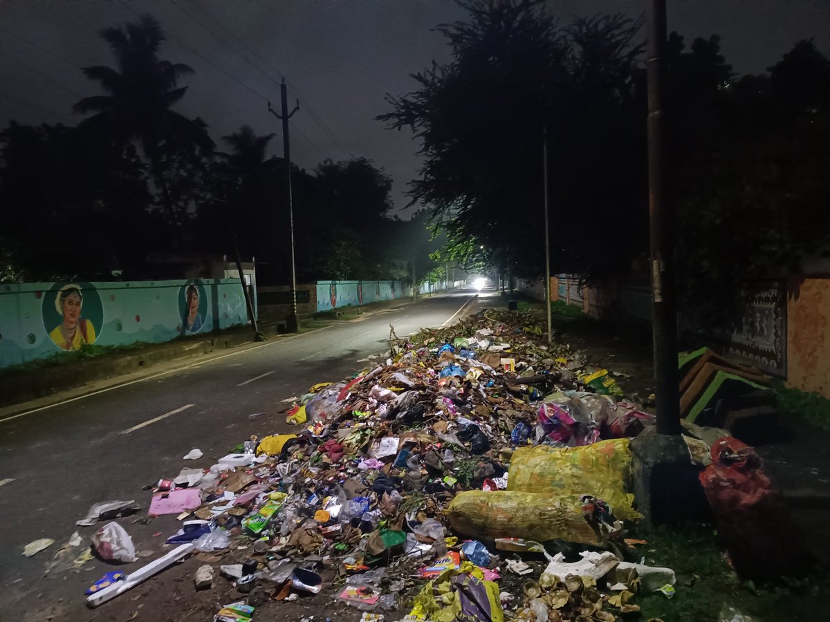 jeevan_sr's tweet image. @BMCSocialMedia @bmcbbsr Dear BMC Bhubaneswar, daily unloading of solid waste by BMC tractors on the roadside near our residence (qtr-4r/18),ouat colony, Bhubaneswar is creating an unhygienic environment. Please address this issue to ensure a clean and healthy neighborhood