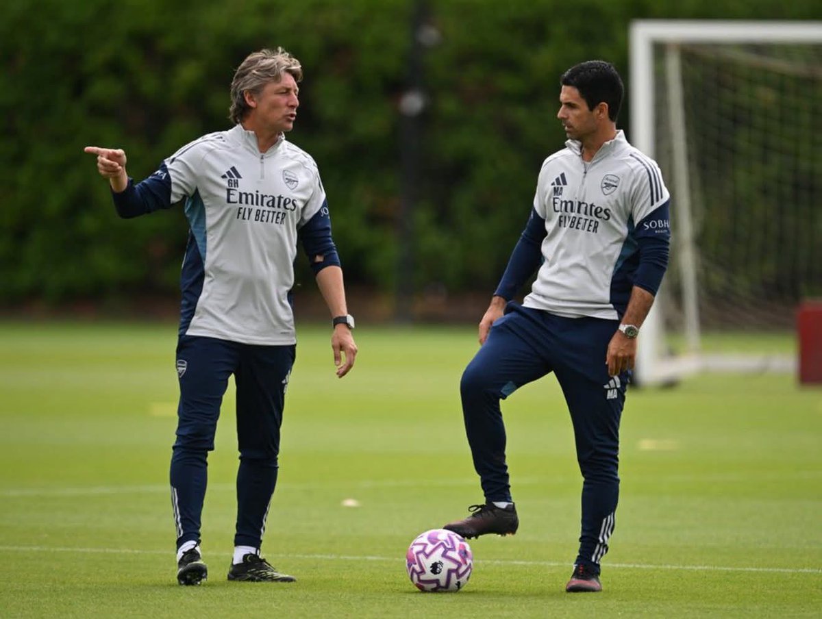 ما في لاعب يجي دكة بـ50 مليون هذه أكيدة !!!

+ ما وافق على جيوكيريس إلاّ لما صفقة سيسكو فشلت !!!

وجاي التدريبات اليوم بيضحك ولا كأنه عامل كوارث بإختيار الصفقات !!!

بس تعرف المشكلة بمين؟ بالناس الي عاملينه رئيس للنادي وطلباته أوامر ونحن ما شفنا معه غير المواسم الصفرية 😑😑