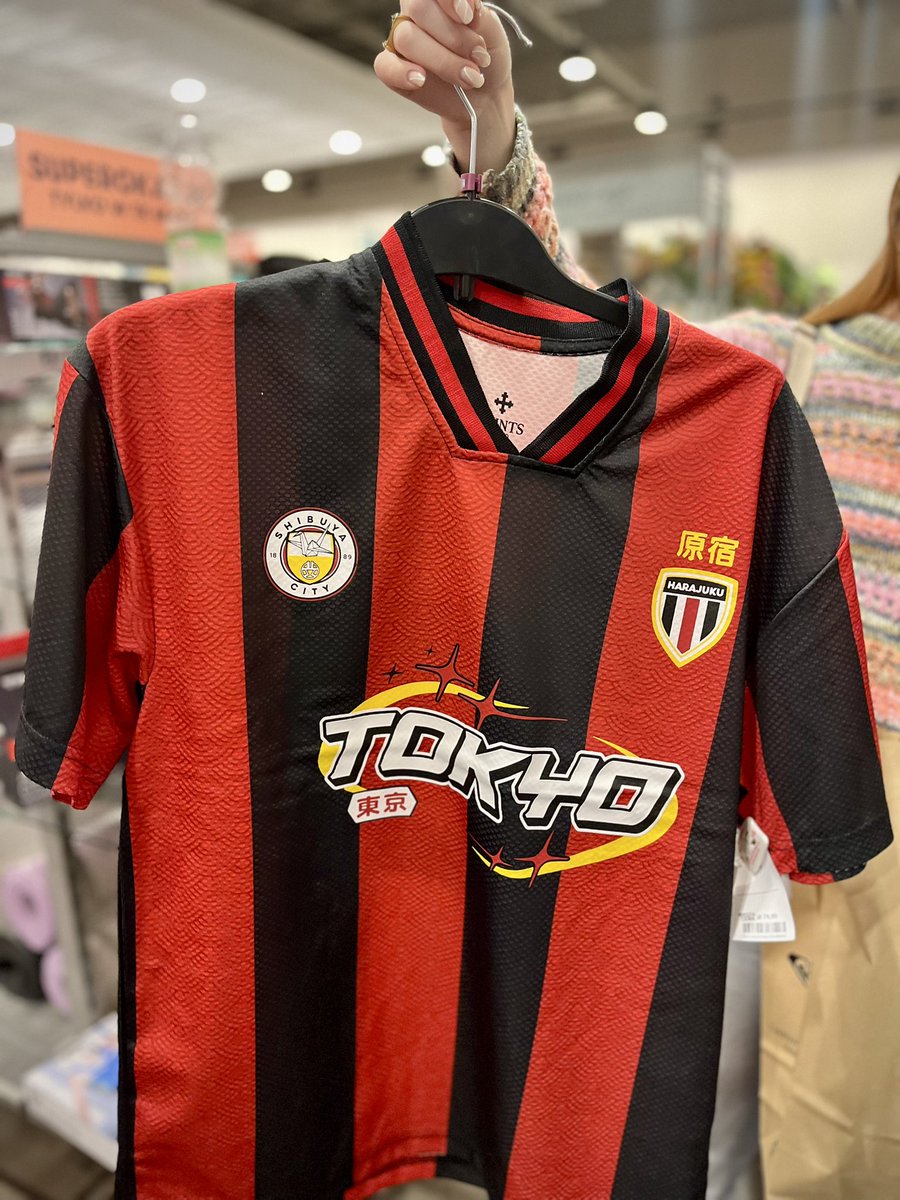P_Przyborowski's tweet image. Ciekawy trykot wpadł nam wczoraj w oko w TK Maxx. 👀
Shibuya City, czyli - z tego co wyczytałem necie - piłkarski lifestyle od Saints Studio.
Całkiem niezły jak na takie luźne nawiązane do futbolu. 👌