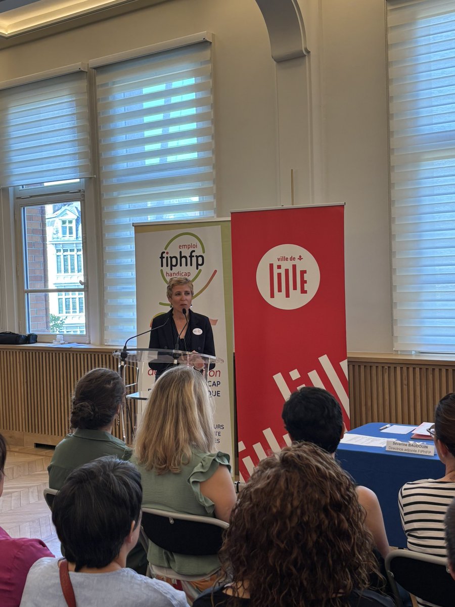 Lille_en_commun's tweet photo. ✍️par @Martin_davidb, avec S Delacroix, F Gherbi &amp; @AlainGrillet1, de la 5e convention entre #Lille &amp; le @FIPHFP. Recrutement, apprentissage, maintien dans l'emploi, formation : #Lille, #Lomme, #Hellemmes engagées pour l'emploi des personnes en situation de handicap.#Lilleengagée https://t.co/eNCW1FqctD