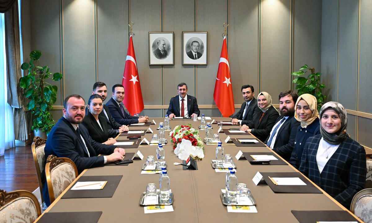 Yusuf İBİŞ (@avyusufibis) on Twitter photo 📍Cumhurbaşkanlığı Külliyesi
Cumhurbaşkanı Yardımcımız Sayın <a href="/_cevdetyilmaz/">Cevdet Yılmaz</a> Beyefendi’yi ziyaret ettik.
Geleceğe dair hedeflerimizi ve gençliğimizi konuştuk.
Nazik misafirperverlikleri ve kıymetli ilgileri için Sayın Cumhurbaşkanı Yardımcımıza teşekkür ediyorum. 📍Cumhurbaşkanlığı Külliyesi
Cumhurbaşkanı Yardımcımız Sayın <a href="/_cevdetyilmaz/">Cevdet Yılmaz</a> Beyefendi’yi ziyaret ettik.
Geleceğe dair hedeflerimizi ve gençliğimizi konuştuk.
Nazik misafirperverlikleri ve kıymetli ilgileri için Sayın Cumhurbaşkanı Yardımcımıza teşekkür ediyorum.