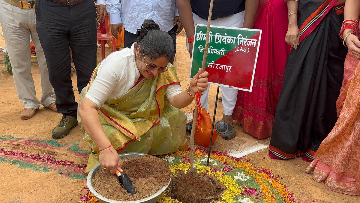 *"एक पेड़ मां के नाम -2.0"* थीम पर 37 करोड़ वृक्षारोपण अभियान- 2025 के तहत *मा. मंत्री प्राविधिक शिक्षा एवं उपभोक्ता मामले उ०प्र० श्री आशीष पटेल* , सचिव चिकित्सा एवं स्वास्थ्य/नोडल अधिकारी श्रीमती पिंकी जोवेल, विधायक छानबे रिंकी कोल, *जिलाधिकारी प्रियंका निरंजन* , चेयरमैन