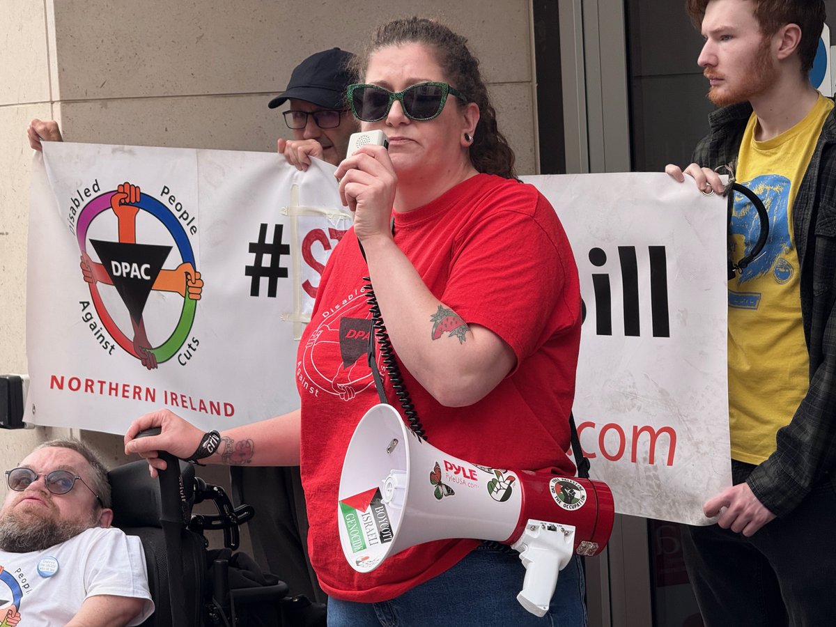 VIEWdigital's tweet image. VIDEO: Disability rights group hold welfare cuts protest in Belfast - viewdigital.org/disability-rig… - @castleDD @DPACNIreland @Dis_PPL_Protest @EllenClifford1 @MykeyLorimer @nipsa @BDTUC - #WelfareNotWarfare