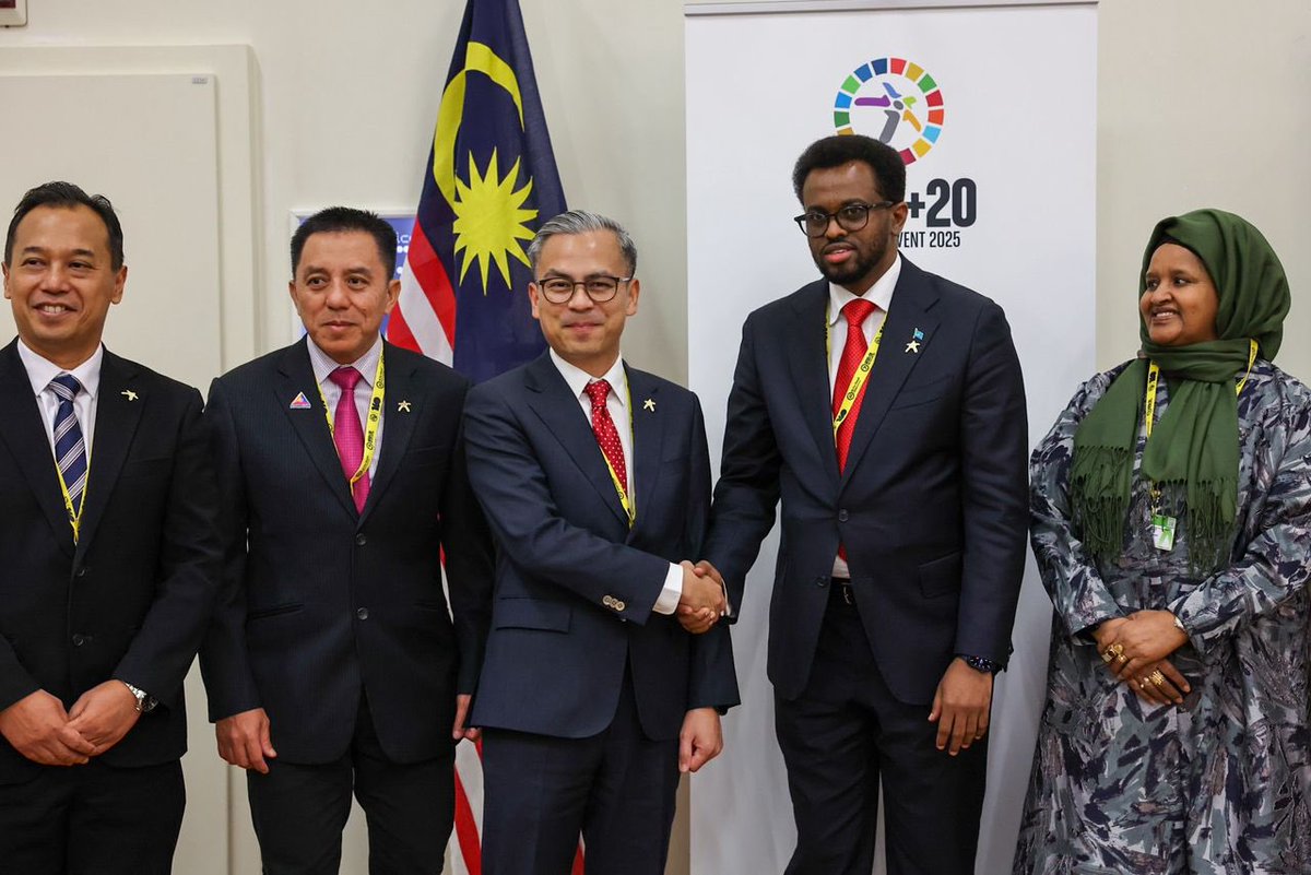 SomaliaUNGeneva's tweet photo. H.E. @KhadraDuale has participated alongside H.E. @msomali55 in the ongoing #WSIS+20 High-Level Meeting and #AIforGood Global Summit in Geneva.
Bilateral meetings were held with @ITU, Malaysia, and other partners to strengthen Somalia’s digital and AI cooperation. #SomaliaTech https://t.co/sb5KxcFH2S