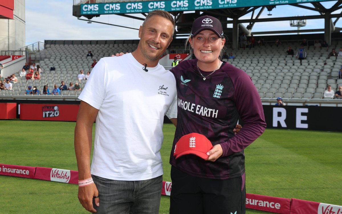 England Cricket (@englandcricket) on Twitter photo The youngest ever English woman to reach 100 T20 caps, enjoy every minute <a href="/Sophecc19/">Sophie Ecclestone</a> 😍
Everton legend and Soph's friend, Phil Jagielka presented her with her cap 🤝 The youngest ever English woman to reach 100 T20 caps, enjoy every minute <a href="/Sophecc19/">Sophie Ecclestone</a> 😍
Everton legend and Soph's friend, Phil Jagielka presented her with her cap 🤝