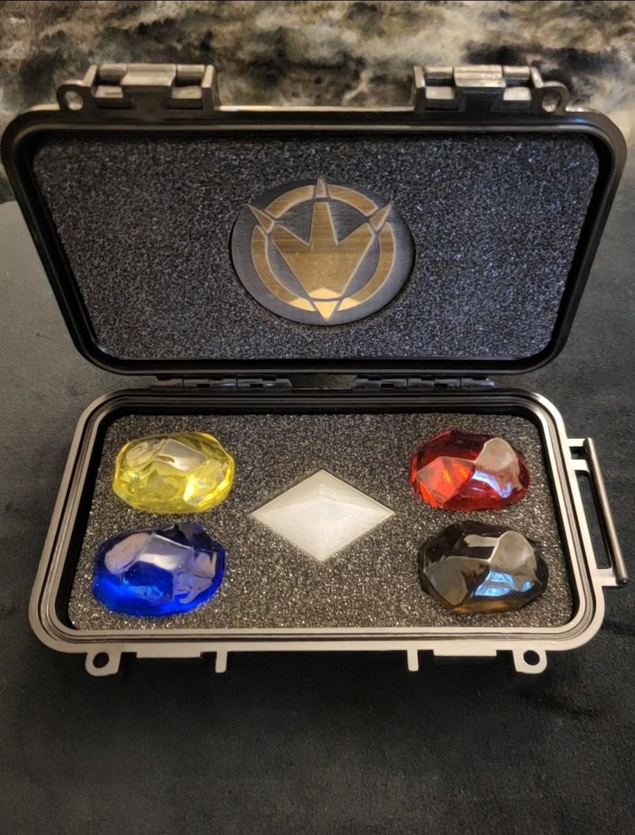 TheKidKD's tweet image. I got 10 Dino Gem Boxes available for order online. They come autographed by yours truly. If you're interested shoot me a msg or reply below this post and I'll DM the link to order. These are the only 10 I will be selling online so once they are gone that's it.
Much love ๐ซถ๐พ๐