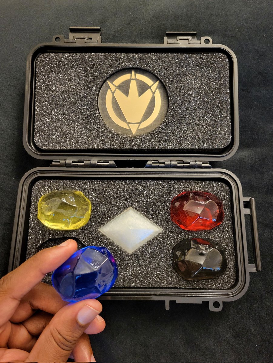 TheKidKD's tweet image. I got 10 Dino Gem Boxes available for order online. They come autographed by yours truly. If you're interested shoot me a msg or reply below this post and I'll DM the link to order. These are the only 10 I will be selling online so once they are gone that's it.
Much love ๐ซถ๐พ๐