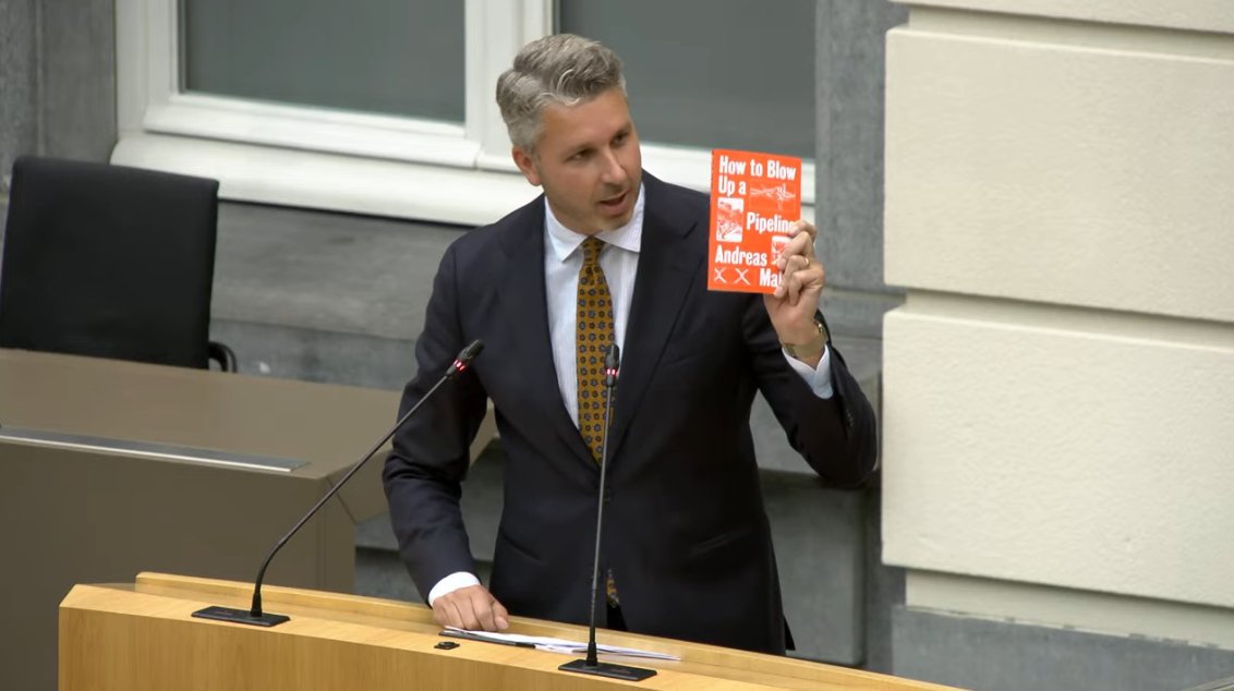 Vlaams Belang - Vlaams Parlement (@vb_vlaparl) on Twitter photo "In het boek 'How to blow up a pipeline' van wordt sabotage gepresenteerd als een legitieme strategie: 'Vreedzaam protest is zinloos'. Dat boek circuleert vandaag in klimaatactivistische kringen en ligt wellicht op het nachtkastje van Anuna De Wever." <a href="/claesbart/">Bart Claes</a> #VlaParl "In het boek 'How to blow up a pipeline' van wordt sabotage gepresenteerd als een legitieme strategie: 'Vreedzaam protest is zinloos'. Dat boek circuleert vandaag in klimaatactivistische kringen en ligt wellicht op het nachtkastje van Anuna De Wever." <a href="/claesbart/">Bart Claes</a> #VlaParl