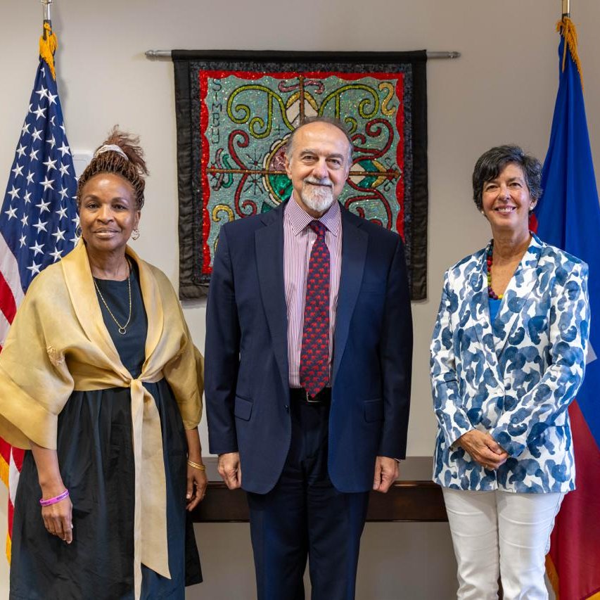 WFP_Haiti's tweet image. While in #Haiti, Regional Dir. @lolacastro - & Country Dir. @WanjaKaaria - met with Chargé d’Affaires Amb. Henry Wooster to brief on the regional context & ongoing collaboration in response to the food crisis.
@WFP is grateful for continued partnership with the U.S. Government🤝