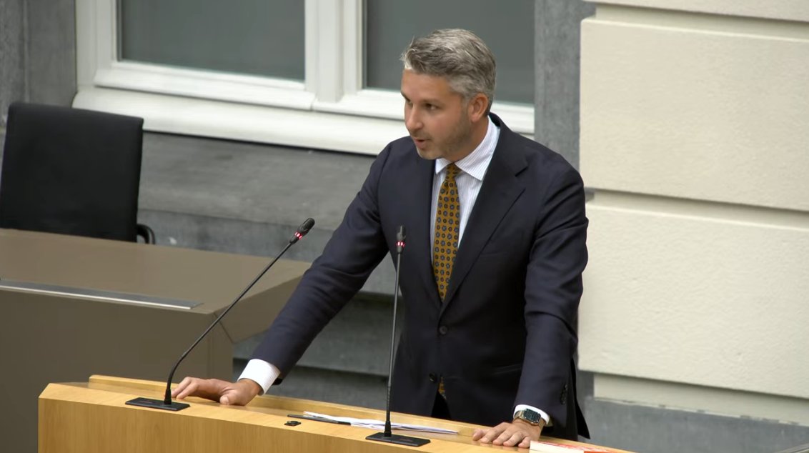 VB_VlaParl's tweet image. "We vragen ons oprecht af wat de minister van Binnenlands Bestuur zal ondernemen zodat onze lokale besturen zich beter kunnen beschermen tegen acties van deze zogenaamde 'tyre extinguishers'." @claesbart #VlaParl