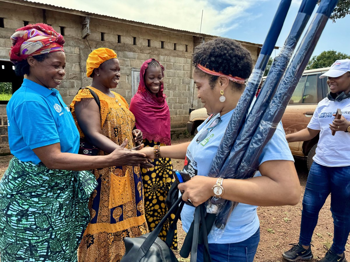 Le volontariat fait-il avancer l’égalité des genres ? 🤔

Oui, et voici comment :
📚 Il favorise l’éducation des filles
✊ Il valorise les femmes en tant que leaders
🛑 Il remet en cause les stéréotypes
👩🏽‍⚖️ Il place les femmes au cœur des prises de décisions