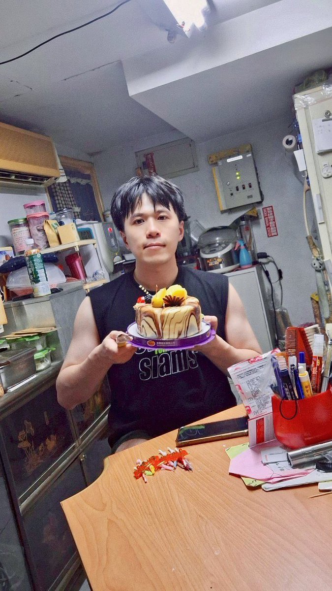 Chun27359220's tweet photo. 祝我生日快樂🎂 https://t.co/bCu9Nk4BpP