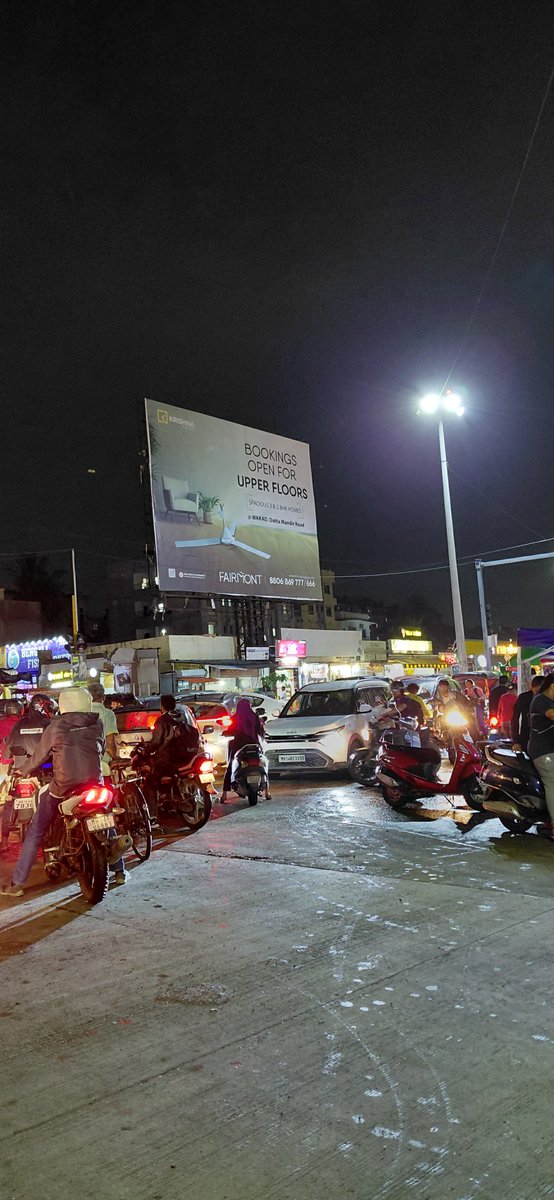 prokrastonaut's tweet photo. Unregulated parking and vegetable stalls near the Wakad Chowk Road signal causing daily traffic jam. Please look into this.

@PCMCSarathi
@pcmcindiagovin
@OfficialPMRDA https://t.co/IIvvFP7Cpa