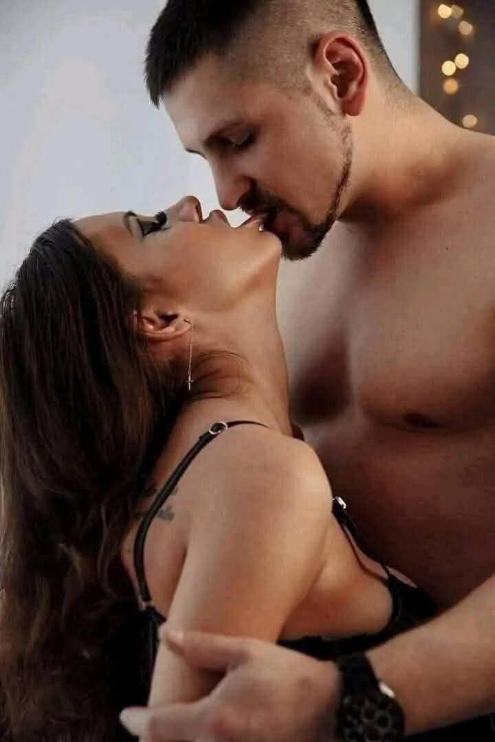 شفتيكِي
مائدة توت و شهد لبن و خمر 
و بين حنينك ترقص حروفي
مجنونة فوق لهيب الجمر