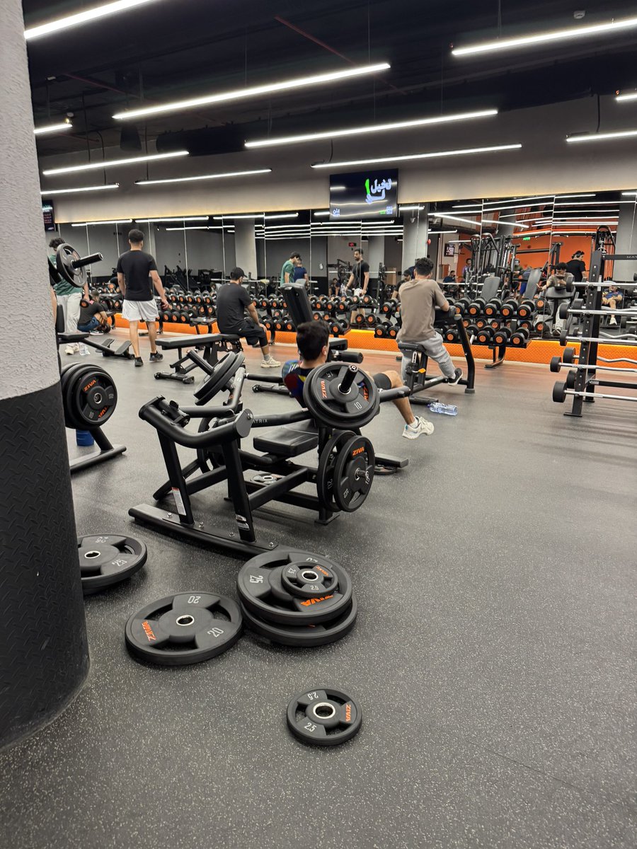 اللي في النادي ناقدين على مايدرون ان لو مافيه تنس بشغل ابونوره🤷🏻‍♂️