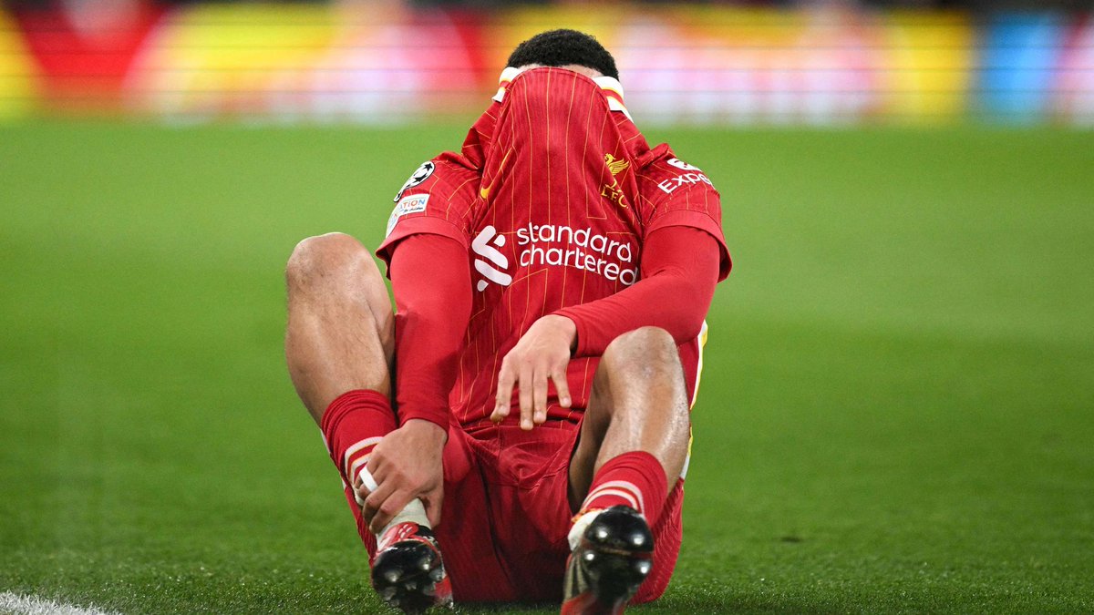 ActuFoutreOff's tweet photo. 💣🚨 Trent Alexander-Arnold est 𝗙𝗢𝗥𝗙𝗔𝗜𝗧 pour le match de ce soir face au PSG. ❌️

Le latéral souffrirait d’un stress post-traumatique à l’idée de devoir affronter à nouveau Khvicha Kvaratskhelia. 😰

(@LaureBoulard) https://t.co/28NPZR1yvl