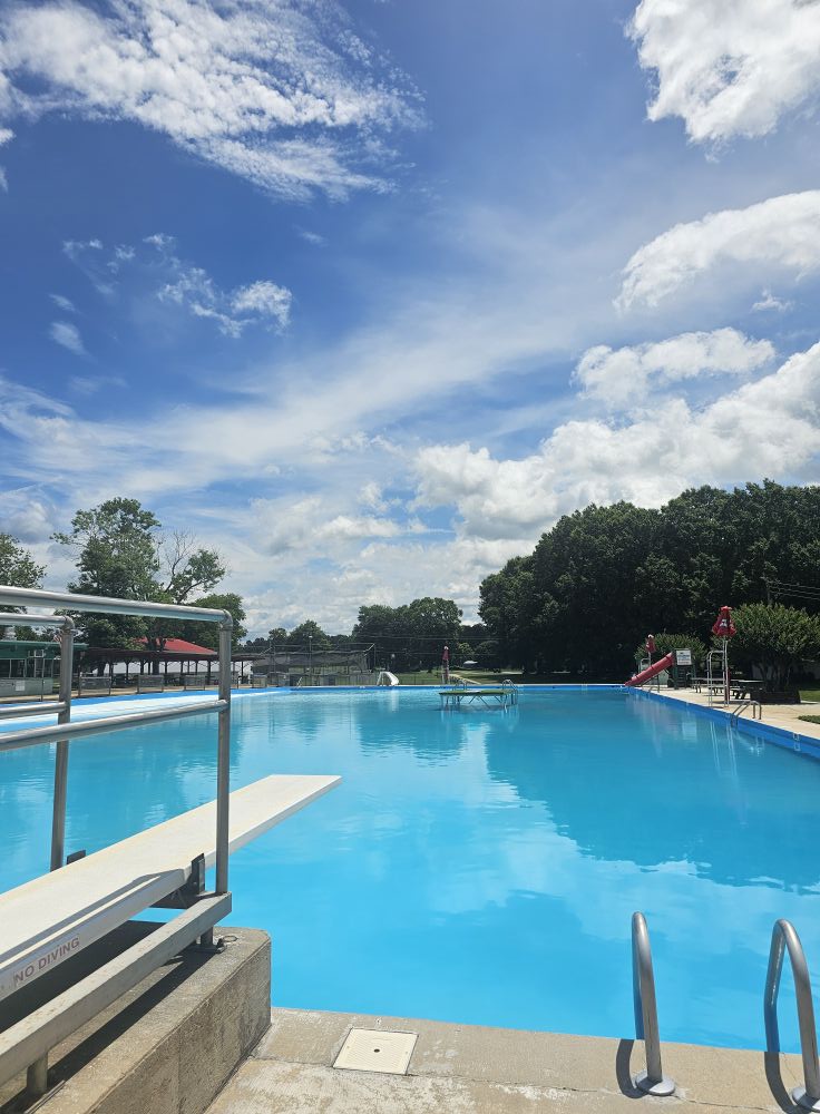 Cool off with a splash at Blue Waters Pool in Salisbury! 🕶️ Don’t forget to bring cash for the Snack Bar ‘n Grill, shaved ice, &amp; the batting cages. 🍔

📸 Blue Waters Pool

#LoveWhereYouLive #GetOutside