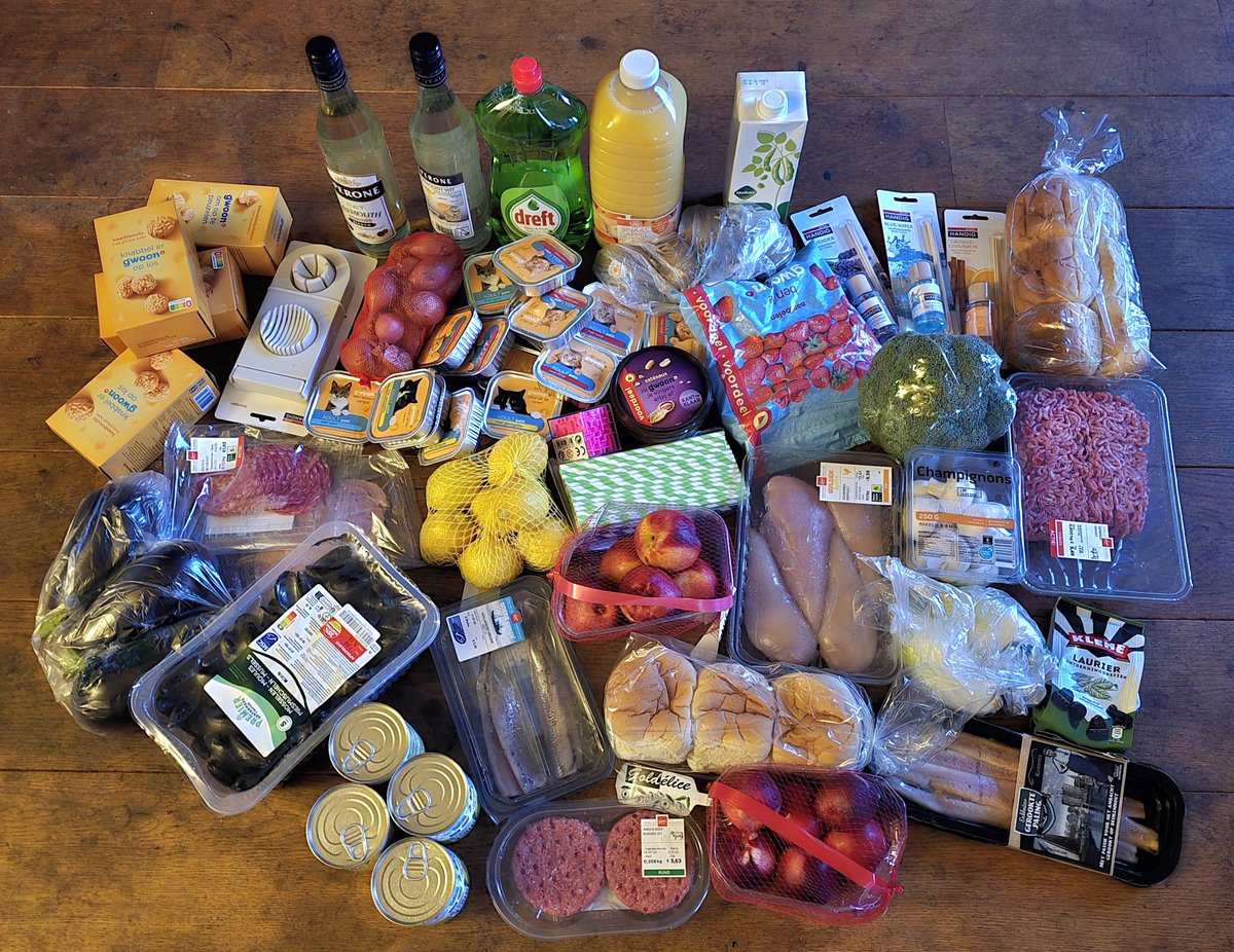 widtvoet's tweet photo. -Vomar geeft widtvoet gratis boodschappen
-inflatie opnieuw behoorlijk gestegen
-GroenLinksPvdA steunt Von der Leyen
-meer Amerikaanse wapens naar Oekraïne
-5 mei zaak tegen Kroon geseponeerd
-boze gemene tornado treft kasteel Illya
-Europese hittegolven steeds dodelijker
#8juli https://t.co/XoNiCiUOts