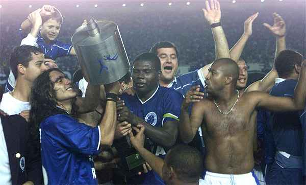 Em um dia como hoje, um 09 de Julho mas em 2000 o Cruzeiro se sagrava TRIcampeão da Copa do Brasil de forma invicta, com direito a gol de falta aos 45 do 2º tempo.
Assista youtu.be/ujPwRv-r5no?si…

Segue o fio com algumas curiosidades sobre a conquista.
