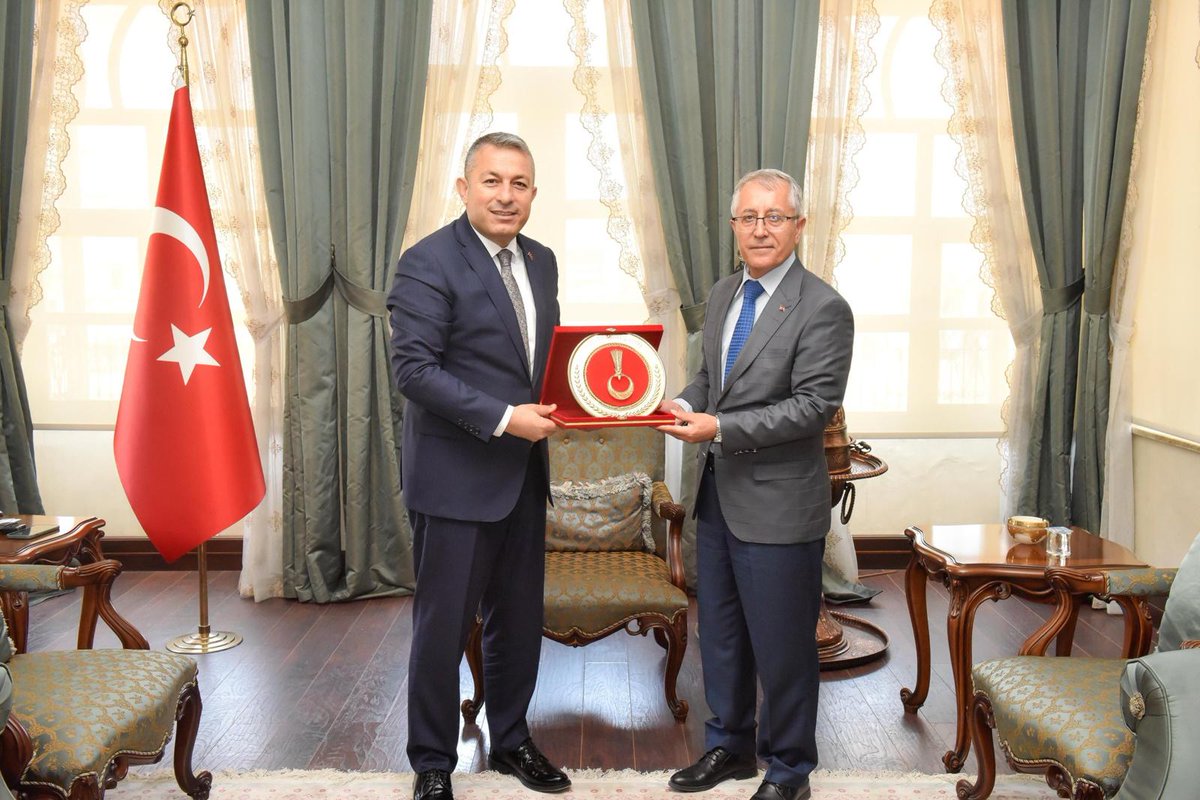 Janasvak's tweet photo. Jandarma Asayiş Vakfı Kilis İl Temsilcilik Onursal Başkanı Vali Sayın Tahir Şahin;İl Jandarma Komutanı Alb. Halil Coskun, JAV Genel Müdürü Mehmet Boyraz ve Temsilcilikler Müdürü İsmail Karaca tarafından ziyaret edilmiştir. @kilisvaliligi https://t.co/kHwAkQ9C4n